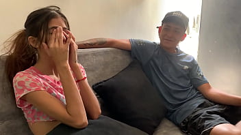 estoy sola en mi apto cogemos toda la tarde cuando se van nuestros padres que rico esta el contilde o de mi hermanastra