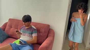 SORPRENDO A MI CUNtilde ADO VIENDO MIS FOTOS INTIMAS MIENTRAS SE MASTURBA Y MONTO SU VERGA PARA BAJARLE LA CALENTURA