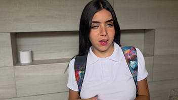 Profesor y su estudiante entran al bantilde o del colegio a coger